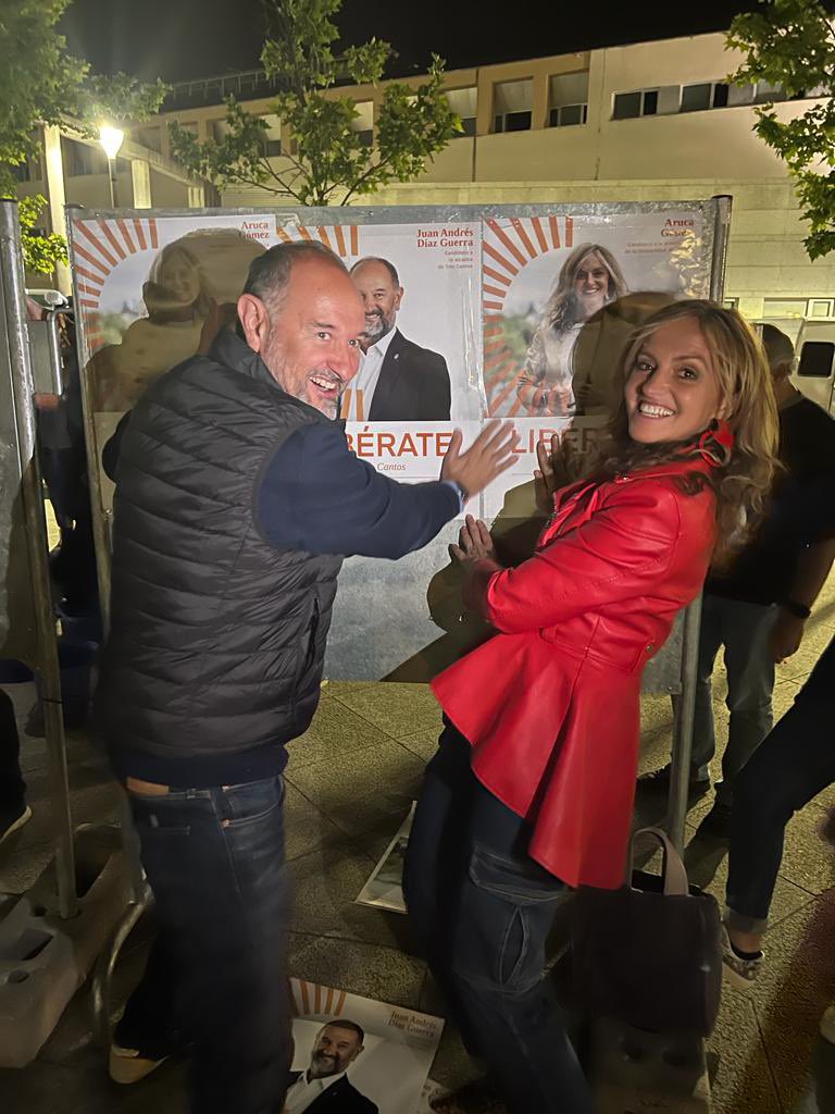 CsTresCantos's tweet photo. 🔸 Iniciamos la campaña con la tradicional pegada de carteles en el ayuntamiento, rodeados de valientes, y sobre todo con mucha energía.

🔸 El cambio empieza en Tres Cantos. 

#SeNecesitanValientes https://t.co/AL5HOhRoYV