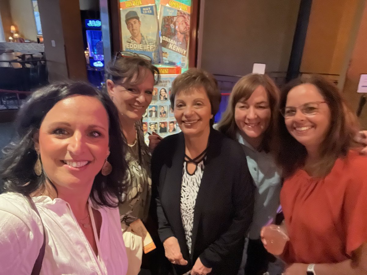 CajaJackie's tweet photo. Comedy Club with the ladies! #picwick https://t.co/8o2W5fZQO9