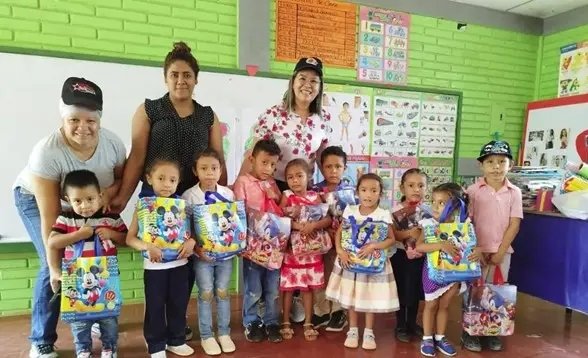 Gabriel82975940's tweet photo. La Alcaldía de Santa Teresa, Carazo entregó a las escuelas de las comunidades La Chota y La Poma, materiales escolares y de limpieza, para los niños y comunidad educativa.❤🖤✌👏👏📚✏
#LaPazNuestraVictoria 
#UVEOSCARTURCIOSMASAYA https://t.co/zLmqVTlxRV