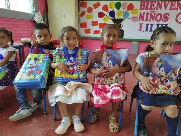 Gabriel82975940's tweet photo. La Alcaldía de Santa Teresa, Carazo entregó a las escuelas de las comunidades La Chota y La Poma, materiales escolares y de limpieza, para los niños y comunidad educativa.❤🖤✌👏👏📚✏
#LaPazNuestraVictoria 
#UVEOSCARTURCIOSMASAYA https://t.co/zLmqVTlxRV