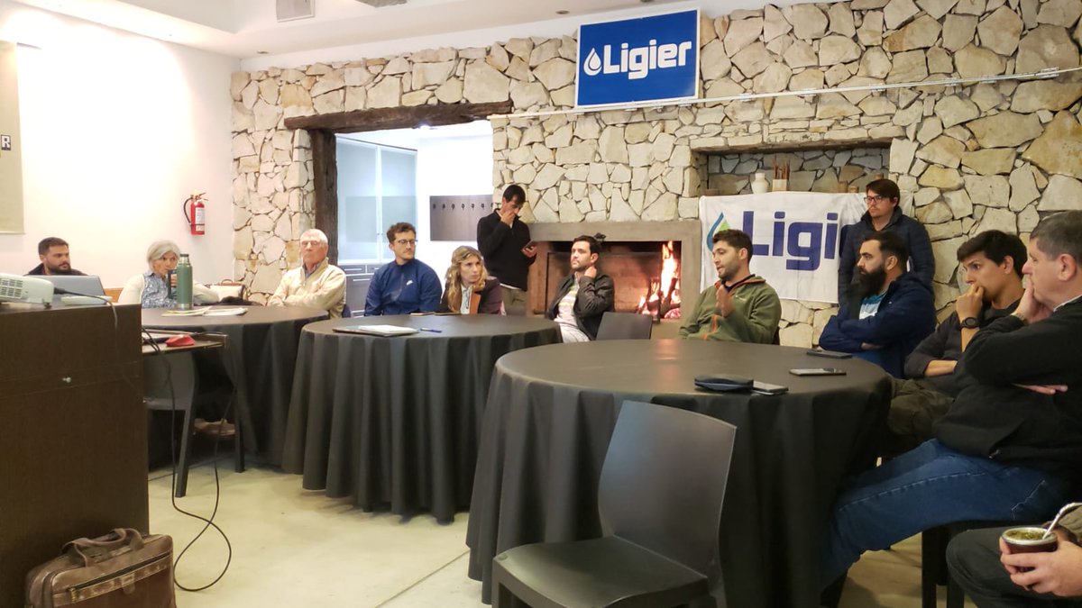 Ayer realizamos la primera charla del 2023, luego de la reunión mensual de la Comisión Directiva.

Conversamos sobre "Bioestimulantes y Curasemillas". También se habló sobre la calidad de aplicación de fitosanitarios.