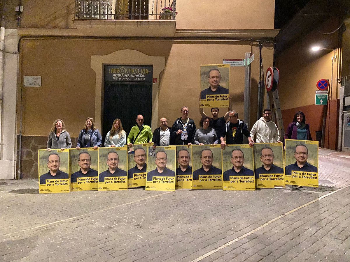 Torrelles_ERC's tweet photo. Comença la campanya per a les #EleccionsMunicipals2023 i l'equip republicà de Torrelles ha sortit a encartellar!

#PlansdefuturperaTorrelles https://t.co/WGu431k9Vn