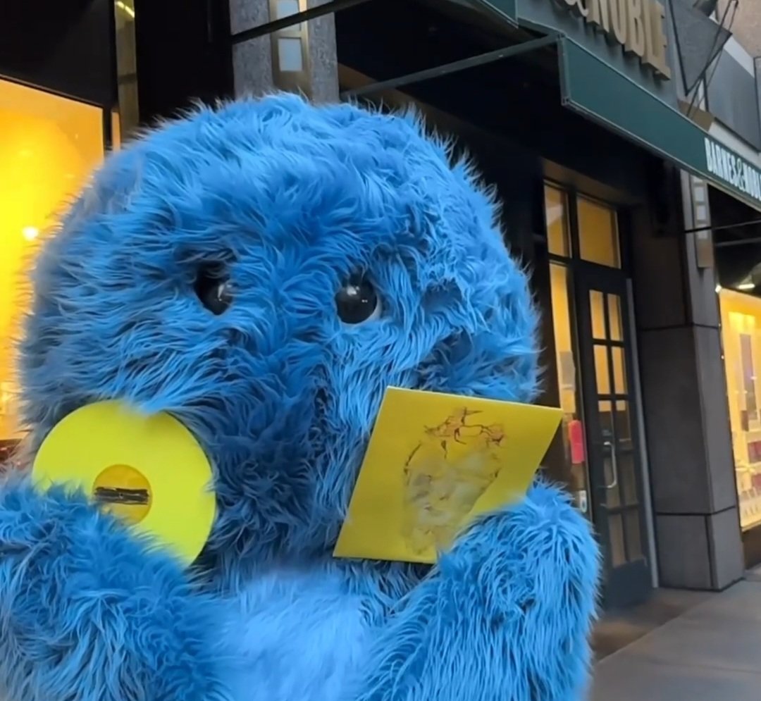 infoedsheeran's tweet photo. 📲 | Hoje o #SadBlueMonster invadiu o Instagram do Edhq!

Siga o fio e acompanhe as aventuras do nosso monstrinho favorito 👇🏼 https://t.co/ac9oTEdsaU