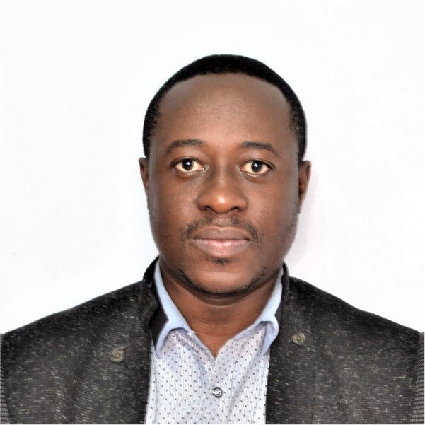 BigAfellay's tweet photo. So this is Dr. Kofi Adum Atta.
The man on the left claims he has no twitter account, and any twitter account attach to his name is fake.

The pic on the right is a fake account impersonating Dr. Kofi.
He’s a doctor at the Cape Coast Teaching Hospital https://t.co/Sz8QniYkrs