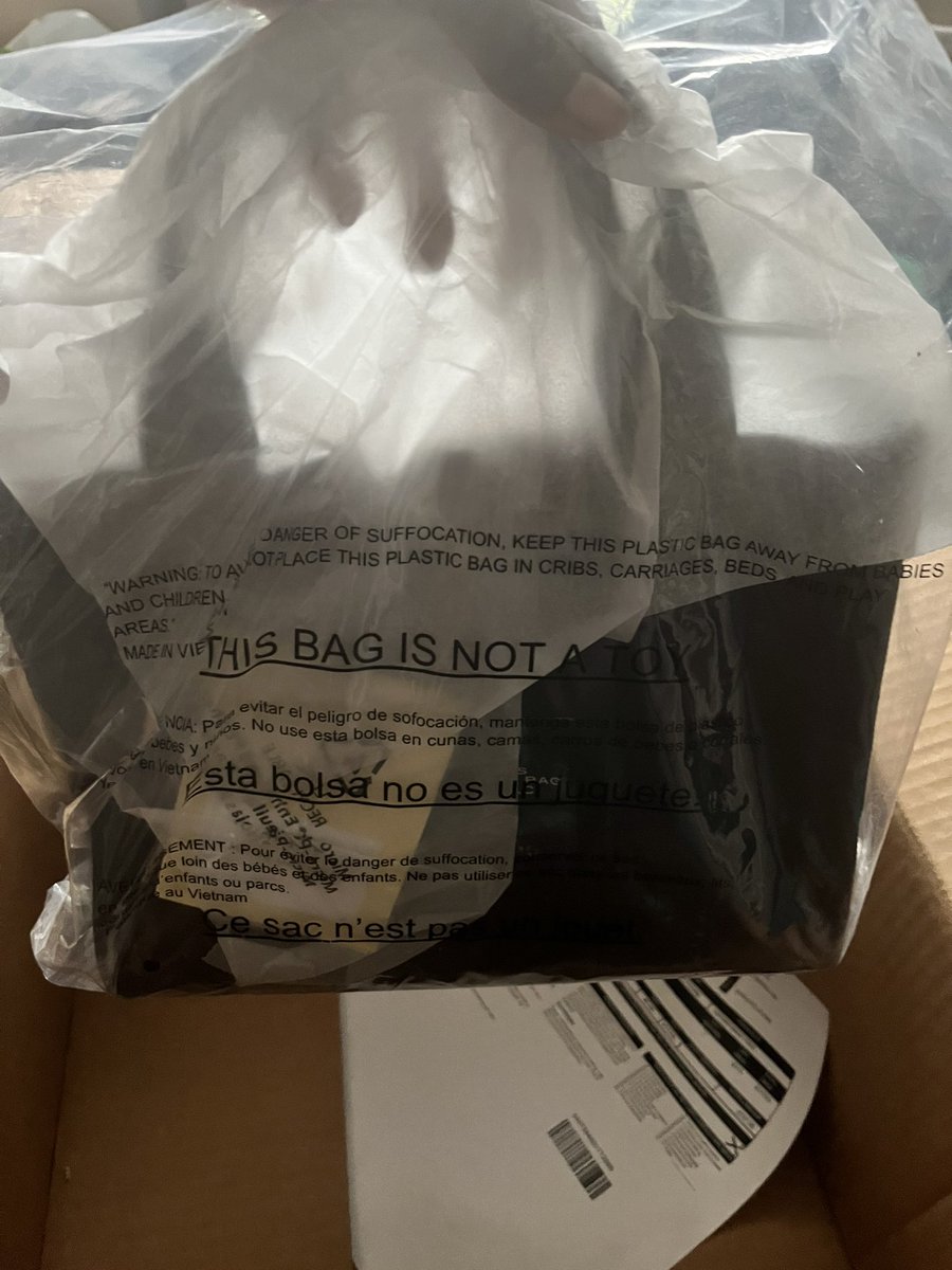 enda_isfj's tweet photo. @marcjacobs I ordered a small tote and it arrived today. The lackluster packing has thrown me off. I didn’t order an expensive bag, but my Amazon orders come packaged better than this. I was excited to open the box until ⬇️☹️ What a letdown. #packagefail #marcjacobs https://t.co/oEF5xH10gU