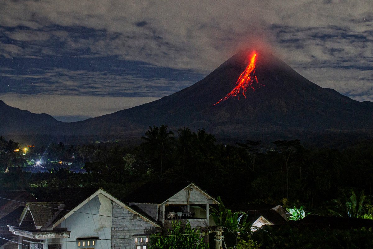 anggabdjnt's tweet photo. Aktivitas vulkanik Gunung Merapi pada Jumat (12/5/2023) dini hari, dilihat dari Desa Srumbung, Magelang, Jawa Tengah. 

#1000kata #pewartafotoindonesia #journalistonduty #photojournalism #merapi #merapivolcano #volcano #lava #volcanic #eruption #disaster  #sementarangenesikwae https://t.co/xskT9924p7