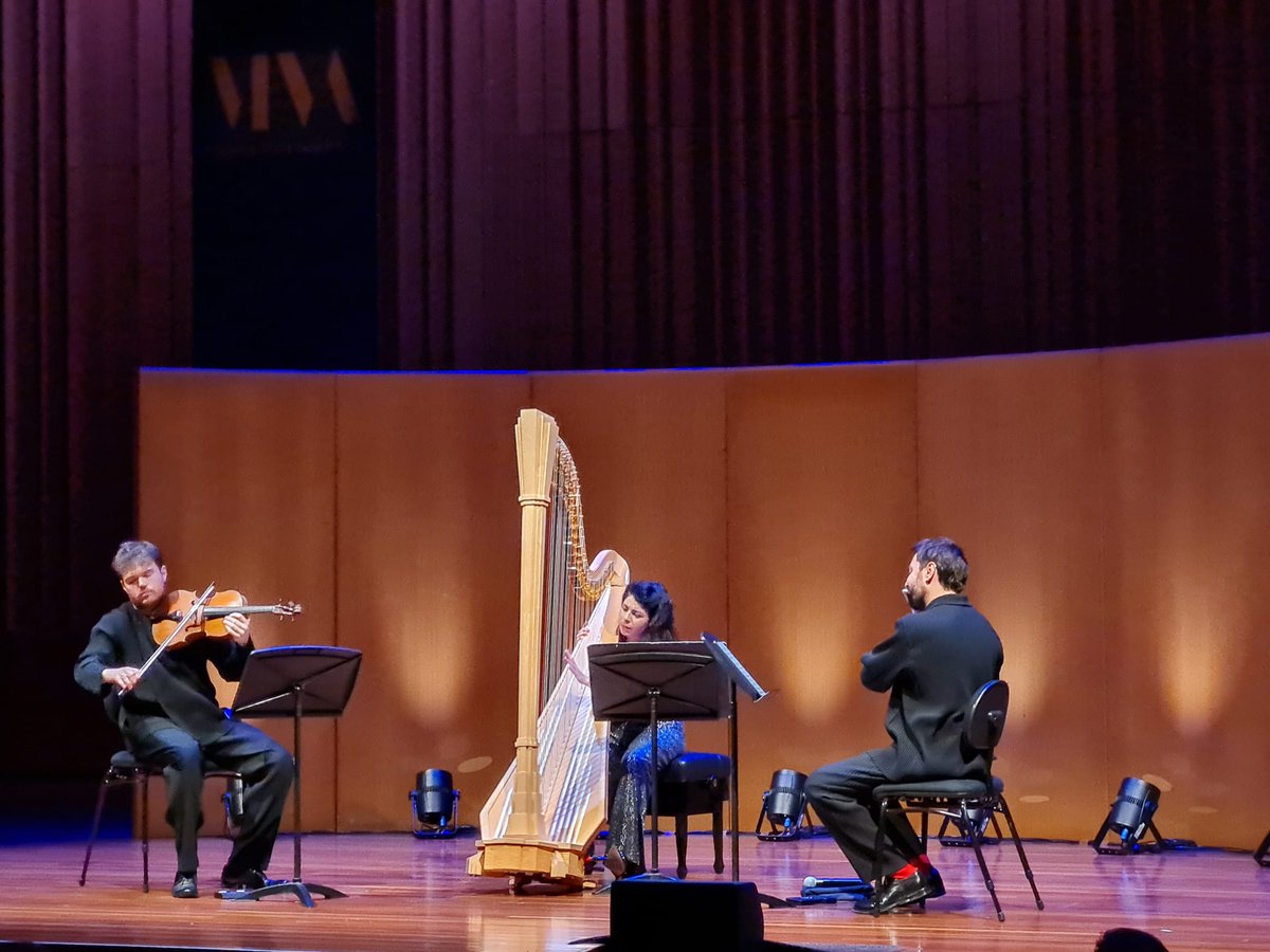 Congrats to our 🇧🇪 harp virtuoso @AnnelLenaerts for a wonderful performance last night in Canberra! Who knew the harp matches so well with flute and viola by Adam Walker and @RidoutTimothy ? Thanks @MusicaVivaAU for organizing!