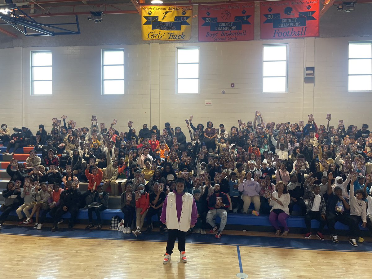 MobleyintheMix's tweet photo. Day = Made. Thank you so much for sharing your time with us @angiecthomas and for setting this up @PTMGL 

See more on my IG!

@CCPSNews @glma @aasl #TeachersAppreciationWeek #Mediacenter #librarytwitter https://t.co/Bew4HU6Axb