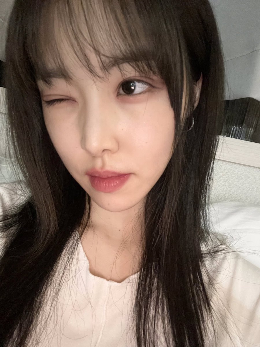 Ste_gOsH930's tweet photo. Waking up to Yuju selcas🤍 good morning https://t.co/yX0zGFHcGD