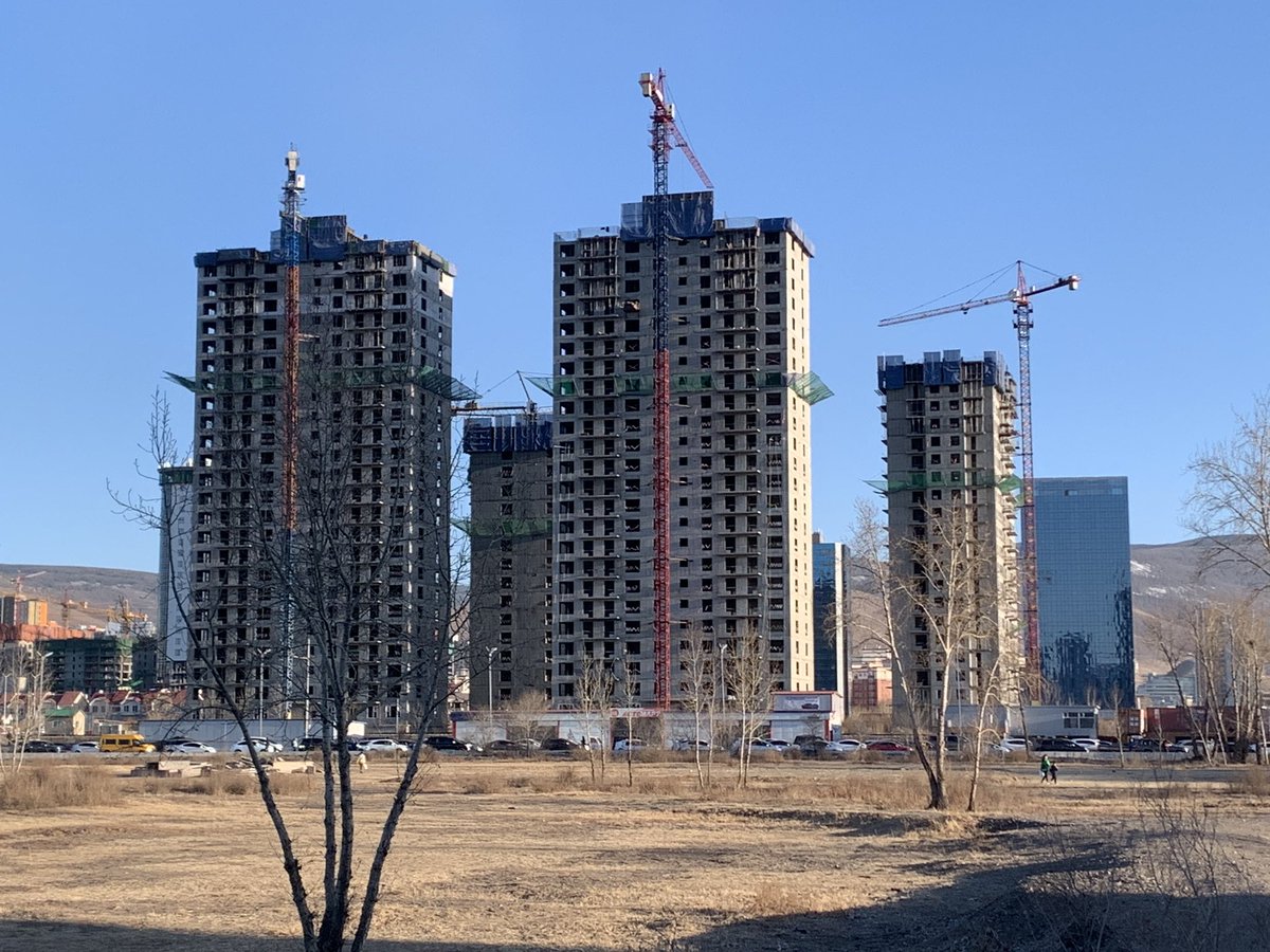 Авлига хороолол л гээд байдаг, одоо эзнийг нь мэдмээр байна. Лусын хаан бариагүй нь лав.
Яг хэн ийм лаг дураараа вэ ⁉️
МАН-ын томчууд бол мэдэж л байгаа даа тээ.
Хотын даргыг жижигрүүлдэг гар гэхээр хэн байх вэ. Арай нөгөө Чойжоо мойжоо …