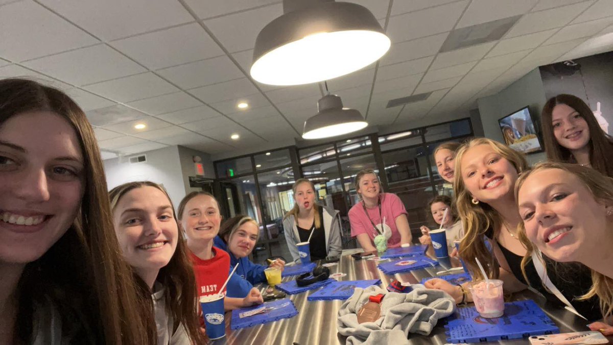 DVC_Defiance's tweet image. 14 Gray had an end of season get together at Eric’s Ice scream tonight, and signed the tiles that they got at OVRs as mini “yearbooks” 🥹