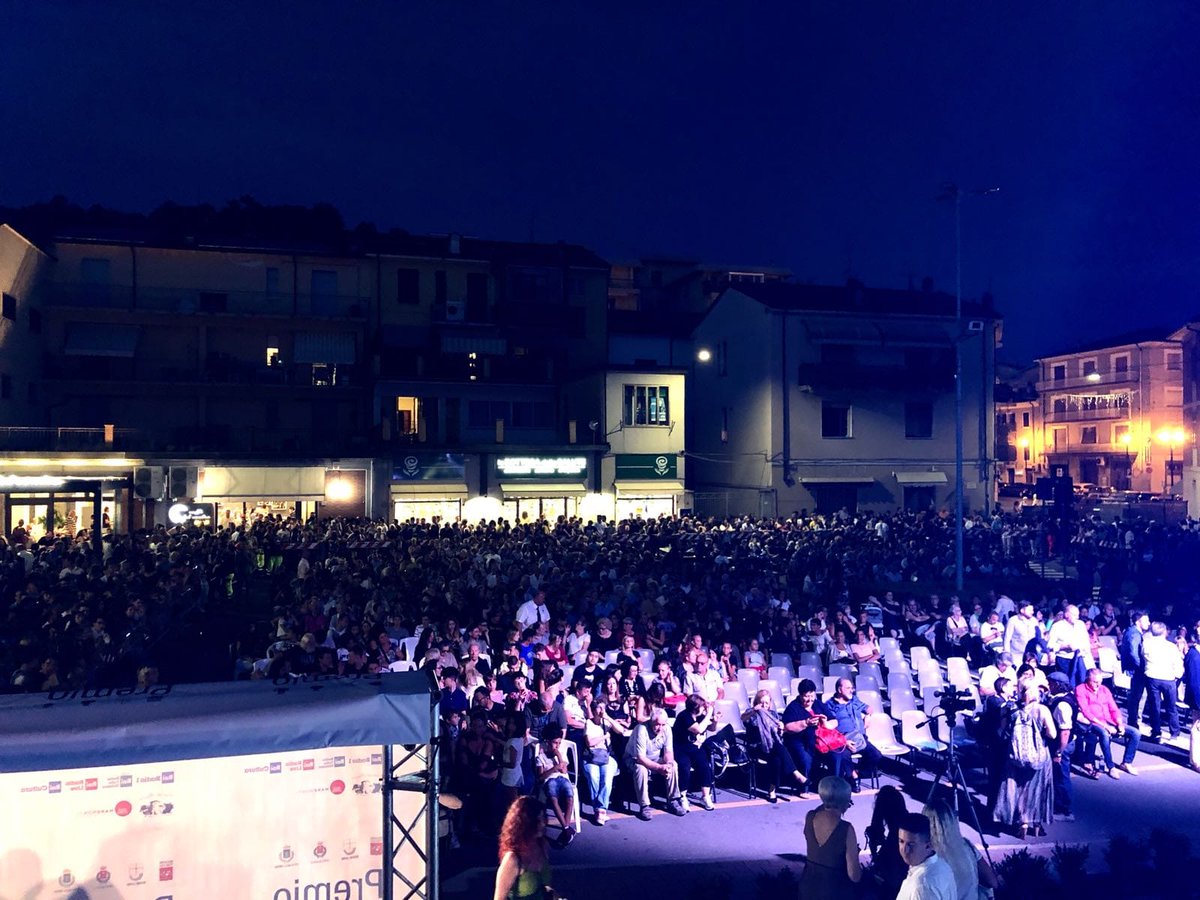 premiolunezia's tweet photo. 📢 BREAKING NEWS 📢

Accordo raggiunto con il Sindaco del @ComuneAulla  @RValettini : il #PremioLunezia 2023 avrà ad #Aulla una delle date principali nella più capiente Piazza Gramsci/Craxi. Per accordi con Radio Rai e Rai TV. la stessa si realizzerà tra il 9 e il 13 Agosto. https://t.co/20nNZVD9i9
