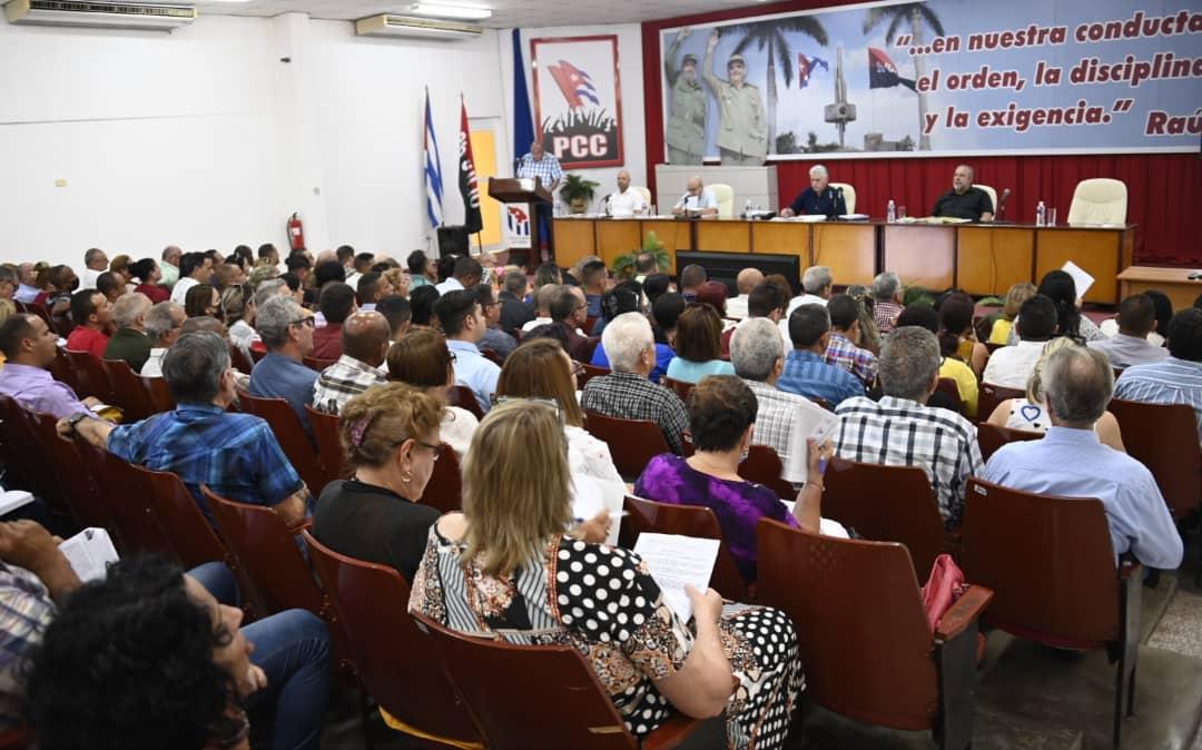 Hoy estuvimos en Sancti Spíritus, Villa Clara y Cienfuegos. Se está trabajando duro, pero quedan muchas potencialidades por explotar, sobre todo en la producción de alimentos desde los municipios. La pelea es dura, pero hay que echarla y la vamos a ganar. #MejorEsPosible