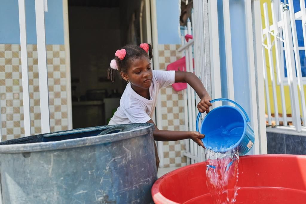 PoliticaHeroica's tweet photo. Con la intervención de la Personería, 330 toneladas de agua al día llegarán al corregimiento de Bocachica

En un día histórico, y luego del trabajo articulado entre la Personería Distrital, en cabeza de la doctora Carmen de Caro Meza, Aguas de Cartagena, el Consejo Comunitario, y la Asociación de Alberqueros, se dió inicio al Plan Técnico Operatico en el Marco del cumplimento de la Sentencia T-012 de 2019, al cual se le ha venido haciendo un seguimiento estricto por parte de los personeros delegados para los servicios públicos, Luis Morillo y Rita López.

Desde de la Personería se seguirán articulando esfuerzos para el cumplimiento total del fallo que contempla además la construcción de la red de acueducto y alcantarillado para este corregimiento.
#Cartagena #PoliticaHeroica