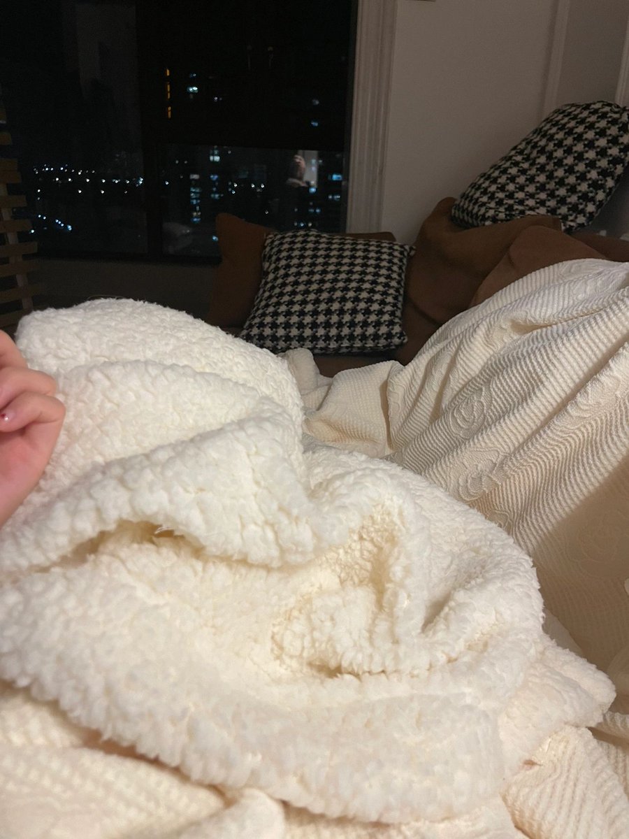 UUQQTwi's tweet photo. The city is too noisy and now I just like to lie quietly on the sofa looking out of the window and enjoy the relaxation of the moment. https://t.co/GFjb1xfxGQ