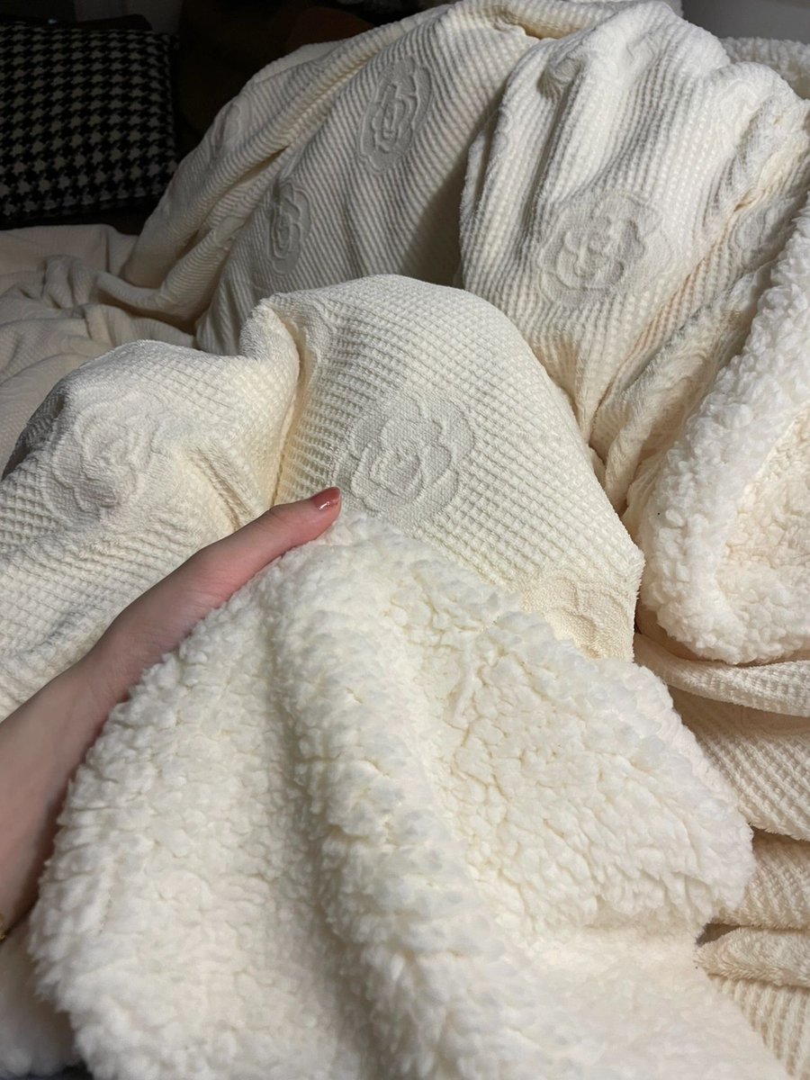 qiqiTwitte's tweet photo. The city is too noisy and now I just like to lie quietly on the sofa looking out of the window and enjoy the relaxation of the moment. https://t.co/xBMC0z1FHI