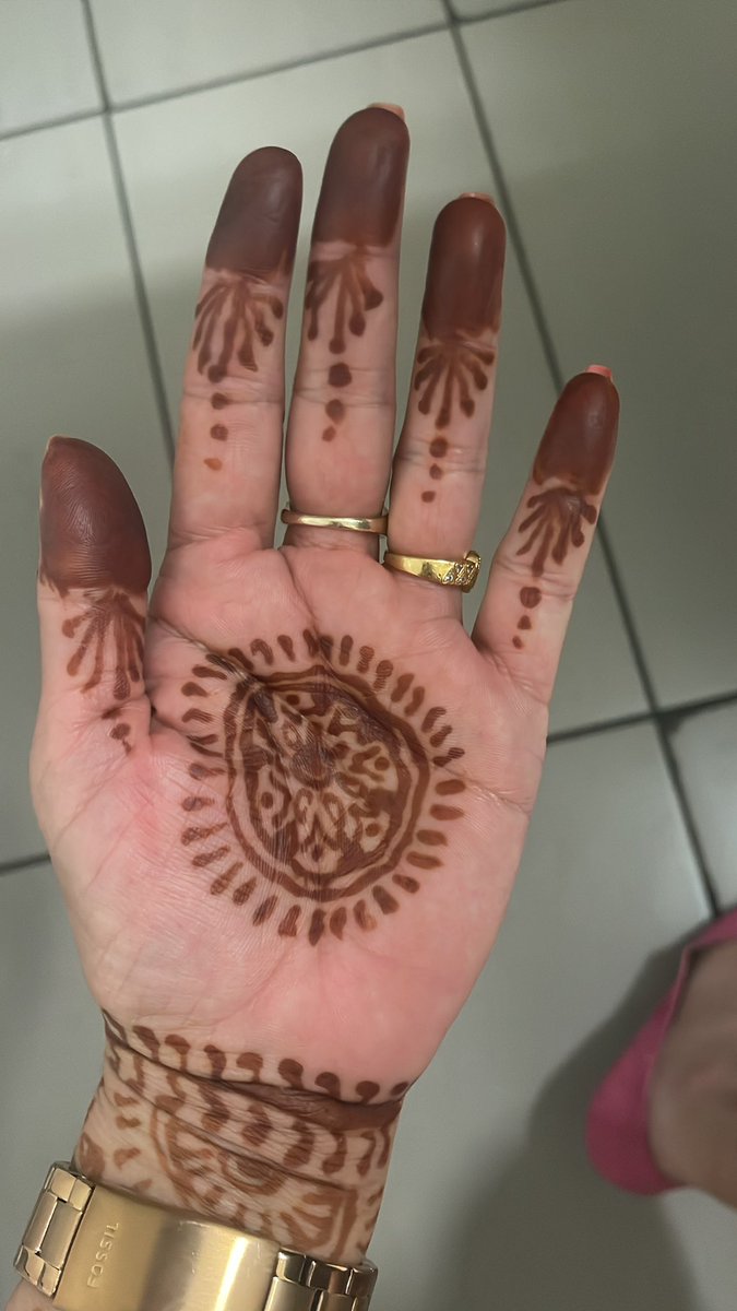 Goraya1419's tweet photo. Henna day at our school. https://t.co/TcMyxeOeX7