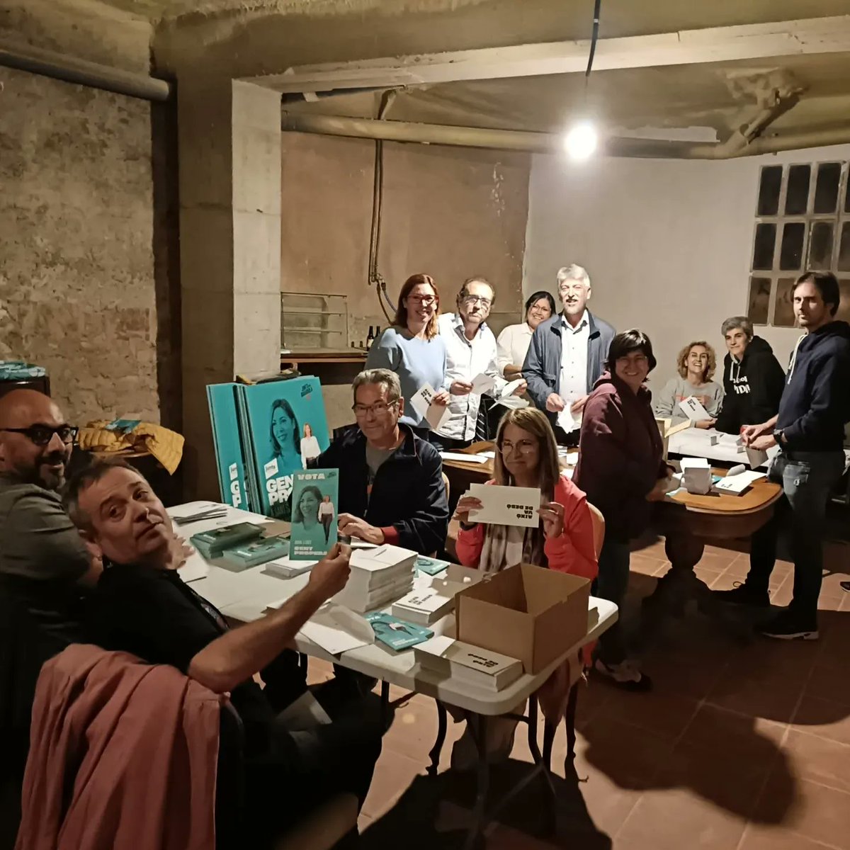 allobet4's tweet photo. Comença la campanya i com sempre passem la primera nit amb bon humor, ensobrant, amb brides, cartells i el tractor amunt i avall. Quin privilegi d'equip!🔥🥰
#AnemPerFeina #RegidorKm0 #insomni #JuntsPerGuardiola https://t.co/n9ZFKPk6SE