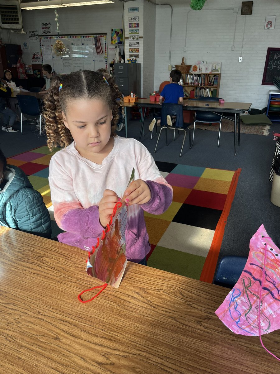 getreadytoARTY's tweet photo. Learning how to sew a whip stitch in first grade 🪡🧵 https://t.co/IGW6H5oNyo