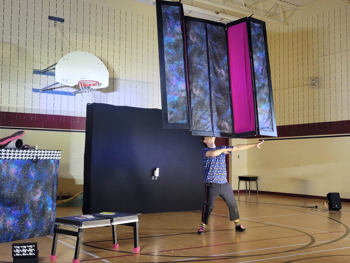 EECStNicolas's tweet photo. Les élèves de Saint-Nicolas ont eu le privilège aujourd’hui d’avoir le spectacle de DUO HOOPS - Roche, papier et cerceaux au Gymnase. Ils ont tous apprécié le numéro qui a été présenté.
Voici quelques photos illustrant l’événement. https://t.co/v3f1TyTPCv