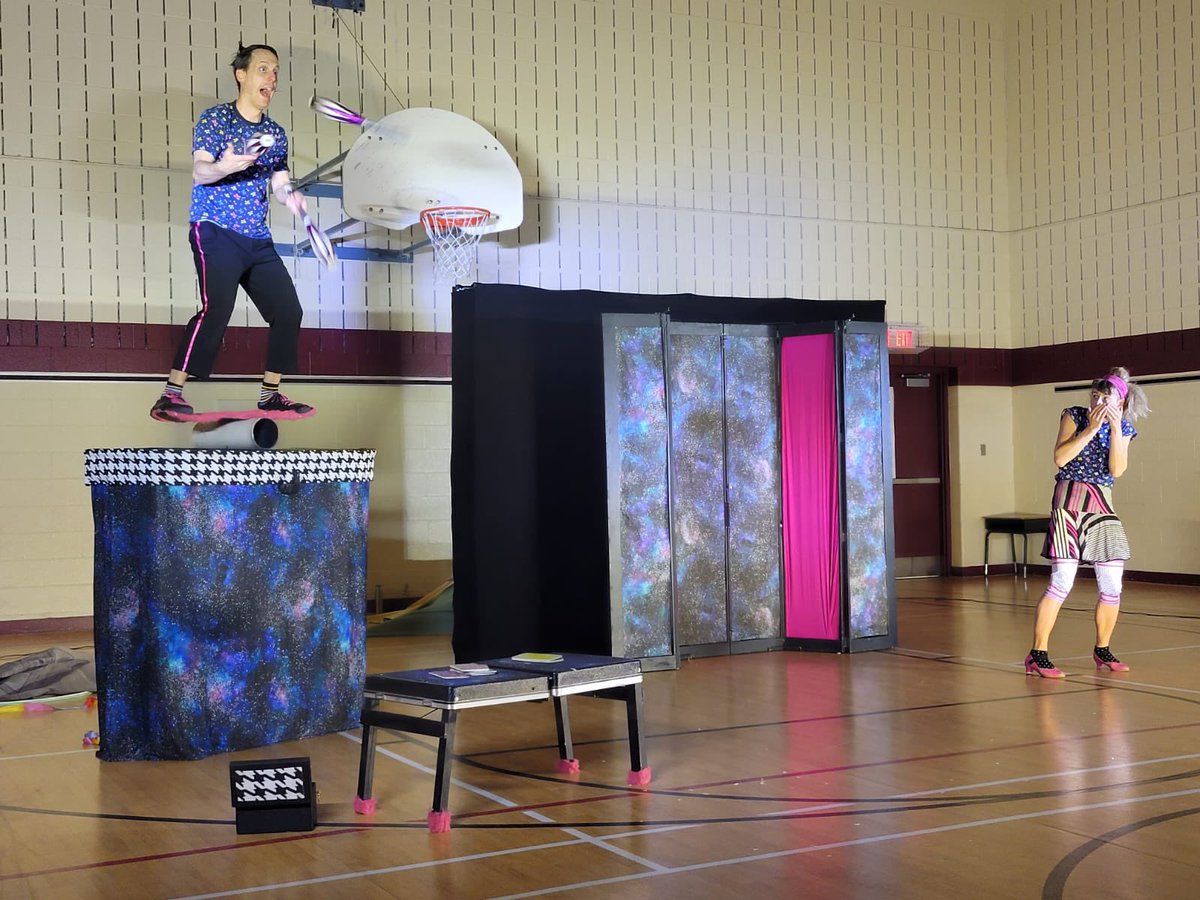 EECStNicolas's tweet photo. Les élèves de Saint-Nicolas ont eu le privilège aujourd’hui d’avoir le spectacle de DUO HOOPS - Roche, papier et cerceaux au Gymnase. Ils ont tous apprécié le numéro qui a été présenté.
Voici quelques photos illustrant l’événement. https://t.co/v3f1TyTPCv