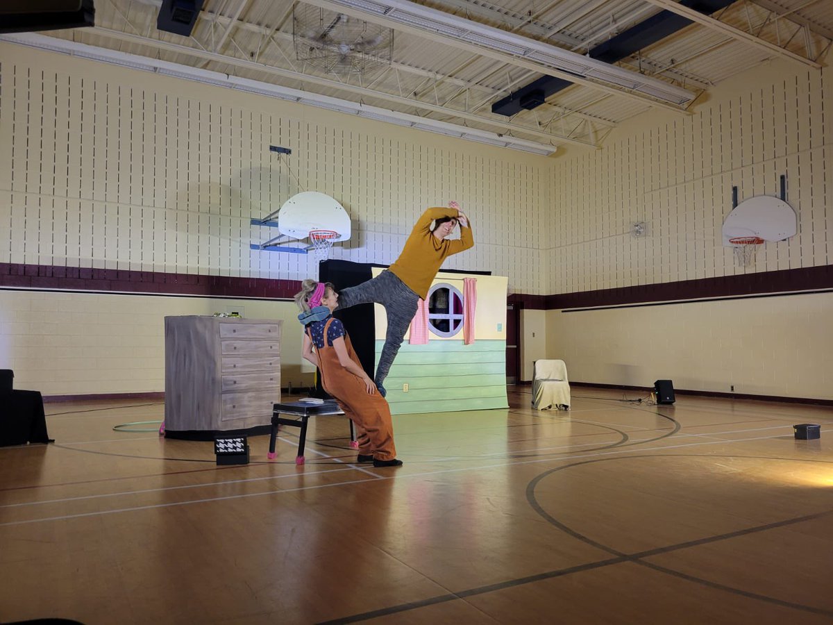 EECStNicolas's tweet photo. Les élèves de Saint-Nicolas ont eu le privilège aujourd’hui d’avoir le spectacle de DUO HOOPS - Roche, papier et cerceaux au Gymnase. Ils ont tous apprécié le numéro qui a été présenté.
Voici quelques photos illustrant l’événement. https://t.co/v3f1TyTPCv