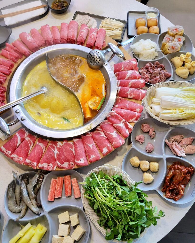 krispybites's tweet photo. Did you know @liuyishou.edmonton has AYCE (all-you-can-eat) hot pot for only $33.95/adult on weekdays and $2 extra on weekends? This price includes the basic pork and chicken broth, but you can also pay extra for other soup bases. The AYCE menu has a lot… https://t.co/LorQEJmlE8 https://t.co/2hDcYjlT26