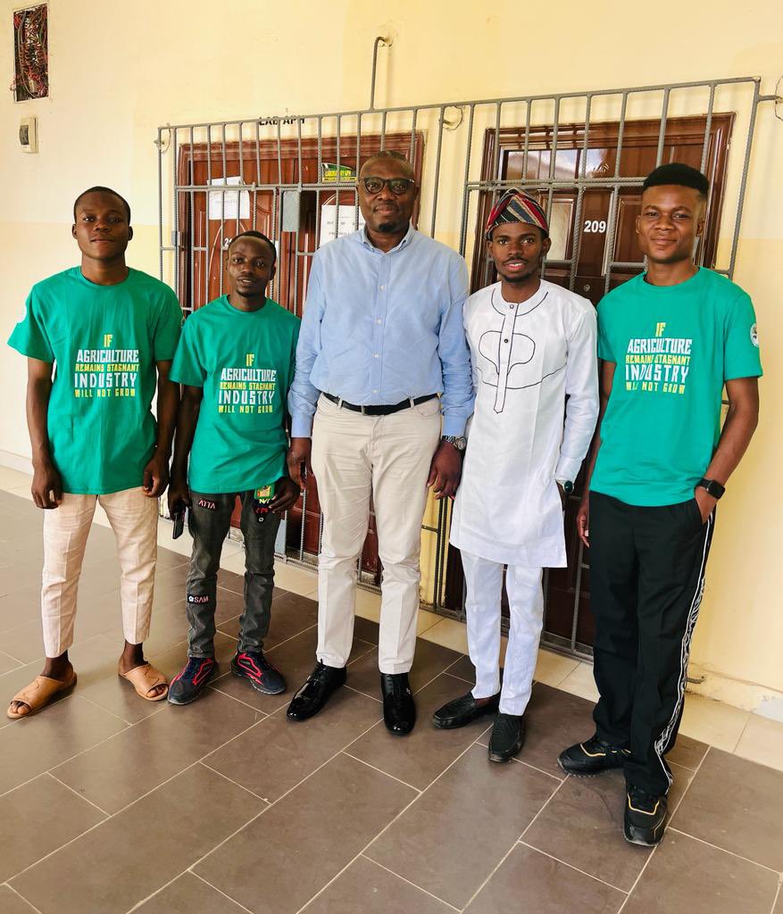 If Agriculture remains stagnant, Industry will not grow !!

Do you agree with me the Agriculturist?
Pic info: Executives of Nigeria Association of Agricultural students (NAAS)Eksu chapter with the dean of Faculty of Agriculture sciences.
#farmer #AgricTech