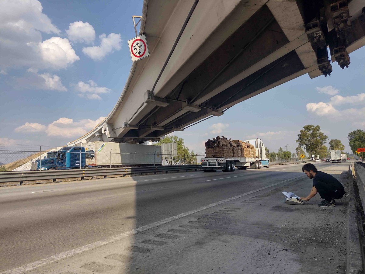 cultura_mx's tweet photo. Vive una experiencia performática con el artista Ignacio Pérez Certucha y la obra “Destruir la línea (un metro cúbico de carretera)”

🔸Personas de todas las edades podrán interactuar con el creador y la pieza en una actividad el 13 de mayo a las 15 h.

🔗 https://t.co/Y6uE8s43A7 https://t.co/Bb4RiG8p08