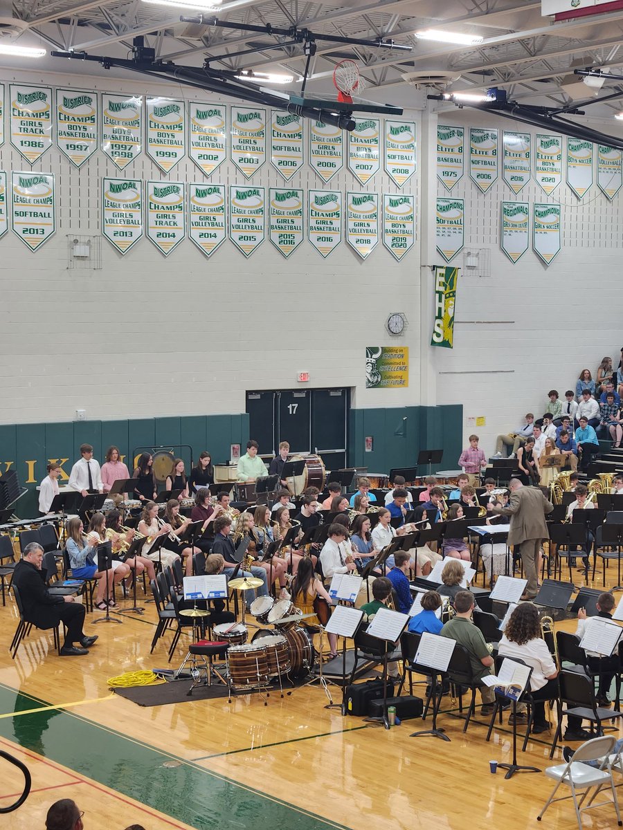 evgmiddleschool's tweet photo. The EMS band put on another amazing performance tonight. Shout out to Mr. Lyons and Mr. Steirman for their unbelievable leadership.  These kids have become a great sounding group! https://t.co/6Gfe375PbB