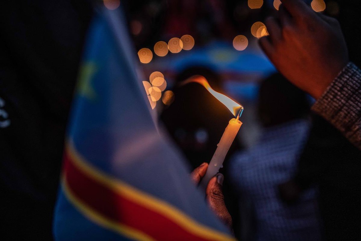 obed_kar_Ak's tweet photo. La population de #Goma s’est réunis pour un #DeuilCollectif des victimes des inondations. 

Bougie en mains, Nos pensées et nos prières aux familles qui ont perdu leurs proches dans cette tragédie de #Kalehe #bushushu . 🕯️

#solidarity https://t.co/XuMHRvhrgy