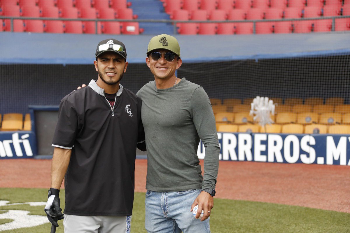 Territorioscore's tweet photo. El segunda base y exjugador de los  @guerrerosoax @brena_jaime visitó la práctica de la novena de beisbol profesional en donde saludó a los directivos y jugadores de “tribu zapoteca” ⚔️🏟️ https://t.co/fPjSbAkZEp