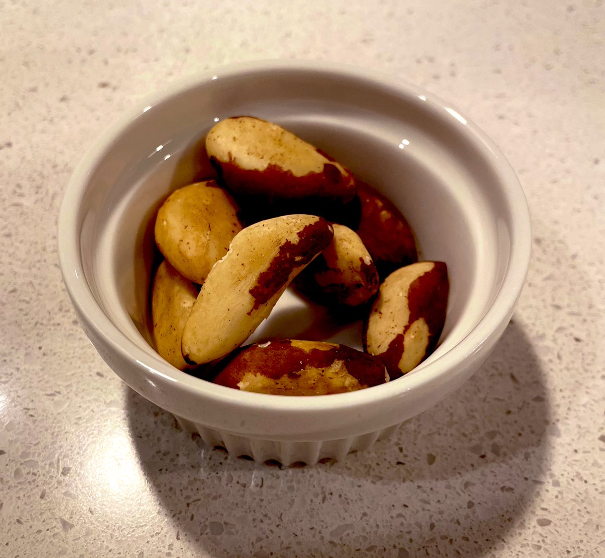 eri_mng's tweet image. 🌱#健康フード 紹介🌱

最近のお気に入り😊
毎日食べているナッツです✨

【ブラジルナッツ】

他のナッツよりも「セレン」という抗酸化物質が多いそう。

でも、１日2、3粒しか食べちゃダメらしい👀

#オーストラリア ではナッツがたくさん売ってます🥜