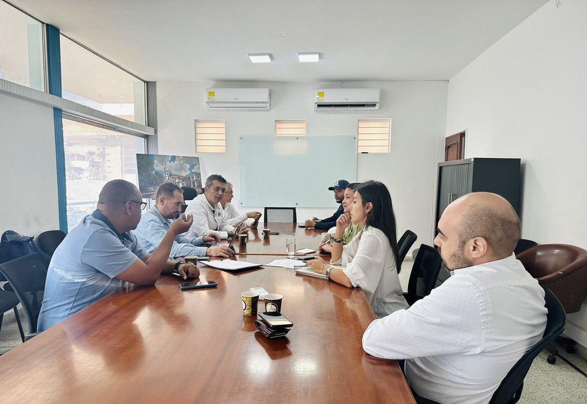 HectorAMonsalve's tweet photo. Nos reunimos con @Copaseo para dialogar sobre la recolección de residuos en nuestro Municipio, sus cambios de horarios y acciones articuladas para que juntos contribuyamos con la salud pública, la protección del medio ambiente y la disminución de la contaminación ambiental.♻️🚮🚛 https://t.co/A09hWlYHNY