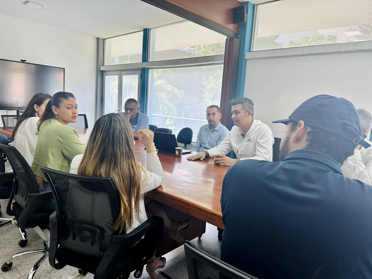 HectorAMonsalve's tweet photo. Nos reunimos con @Copaseo para dialogar sobre la recolección de residuos en nuestro Municipio, sus cambios de horarios y acciones articuladas para que juntos contribuyamos con la salud pública, la protección del medio ambiente y la disminución de la contaminación ambiental.♻️🚮🚛 https://t.co/A09hWlYHNY