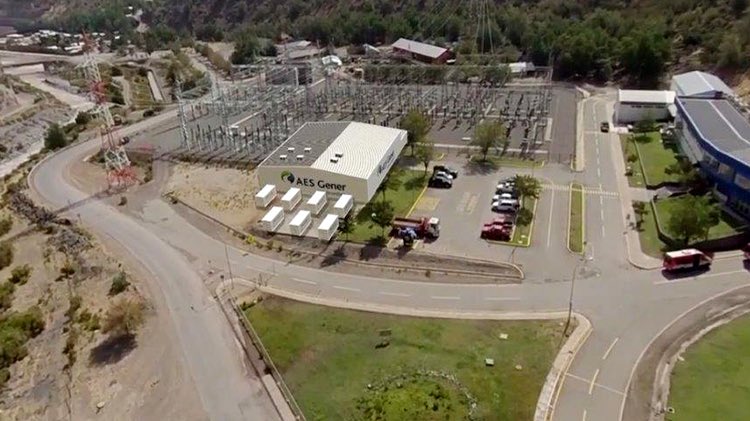 🔴 A esta hora, incendio en el “Virtual Dam o embalse virtual” de Alto Maipo. Es un embalse de baterías de litio que contienen peróxido de plomo. Este embalse sirve para guardar energia que nunca ha logrado generar este nefasto proyecto. Noticias en desarrollo. #NoAltoMaipo