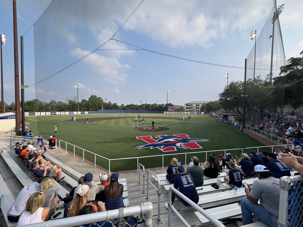Beautiful evening for some <a href="/BroncoHardball/">Brandeis HS Baseball</a> . #ReptheB @geriberger08 <a href="/CBruce_Sr/">C. Bruce</a> <a href="/NISD_Athletics/">NISD_Athletics</a>