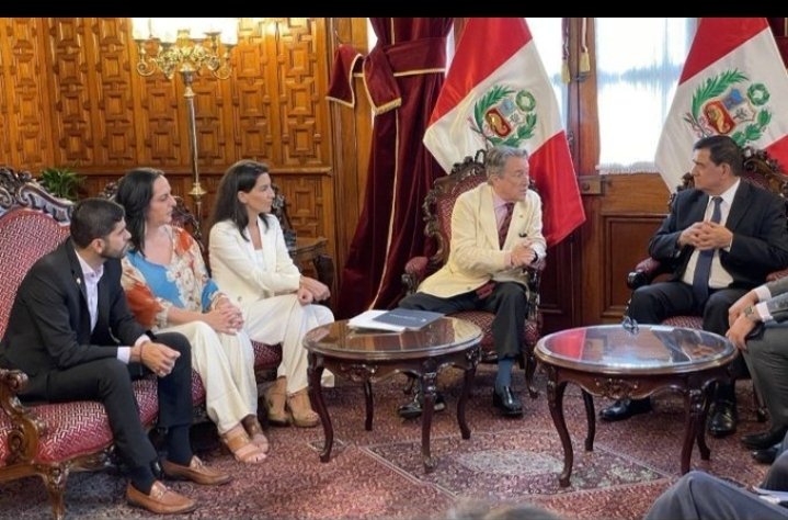 nometiente2's tweet photo. Dice el Coronel (R)  Marulanda: "En Perú, las reservas fueron exitosas al lograr defenestrar a un presidente corrupto. Aquí, vamos a hacer todo lo posible por destituir a un individuo que fue guerrillero".

Todos ellos hablando de Perú,  Servidores Públicos visitando a los  golpistas de Perú. ¿Coincidencia? 

@petrogustavo