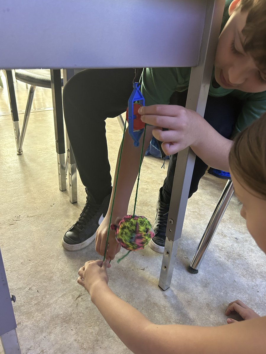 Playing with pulleys! 
#simplemachines <a href="/FitchSchool/">Fitch Street School</a> <a href="/dsbn/">District School Board of Niagara</a>