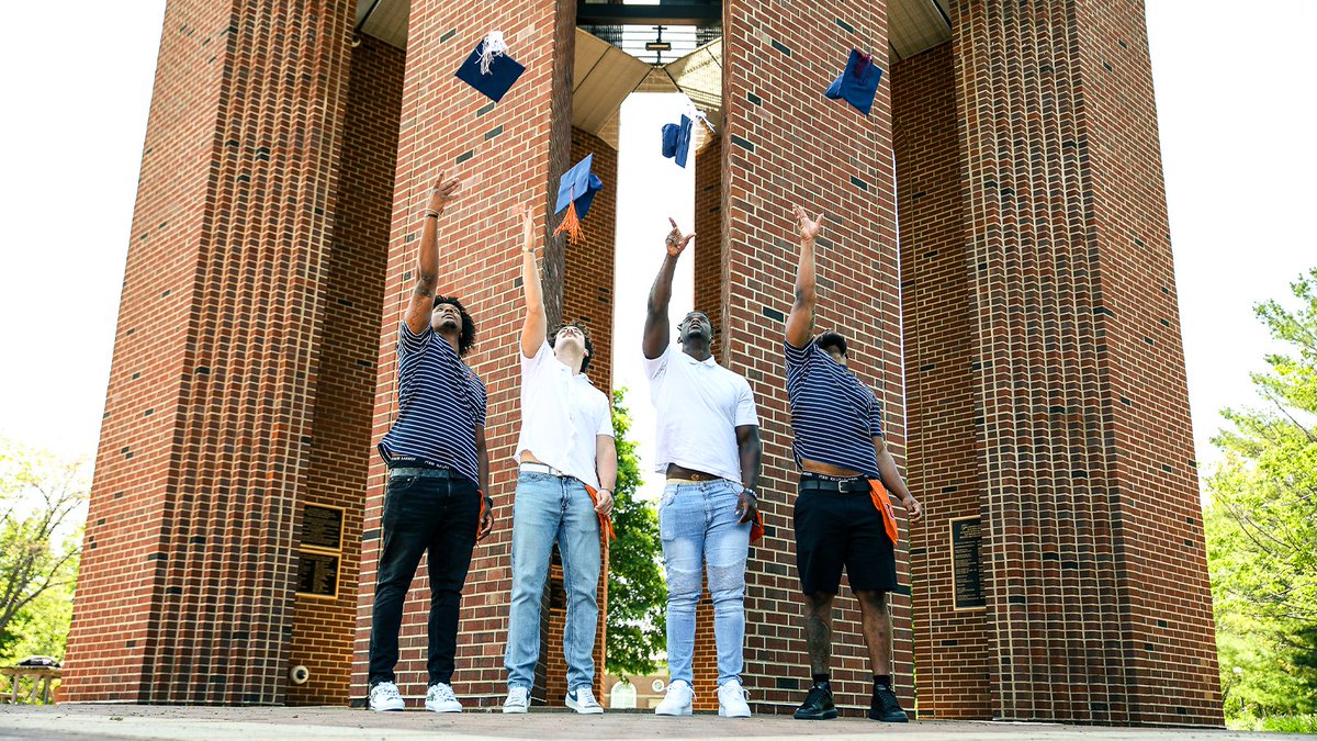 Grab the caps and gowns. It's time for graduation. 

#Illini // #HTTO // #famILLy