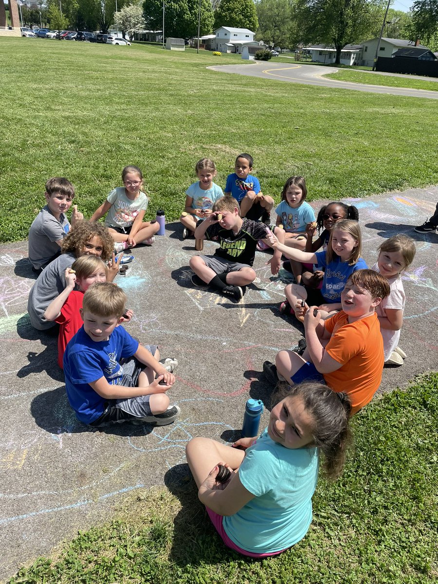 Mrs_Ray_1st's tweet photo. Oreos outside for O day! https://t.co/229KEIyOxr