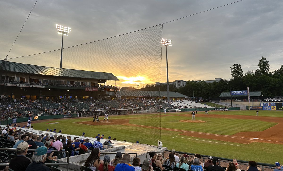 MLB_BaseballSky's tweet photo. RT @ScottyChags: Beautiful night for #MiLB action in Tennessee! @smokiesbaseball up 1-0 over Montgomery. #BaseballSky https://t.co/qz7dRMlkof