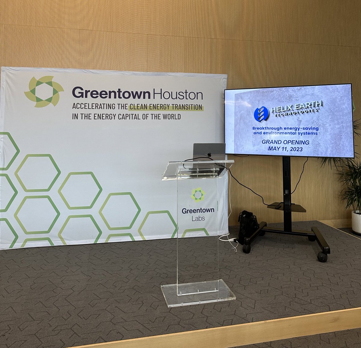 KyleJudah's tweet image. When you run a university entrepreneurship center, you never forget the first company that successfully spins out from one of your programs and gets to open their own office space, in @GreentownLabs no less

Let’s go change the damn world Helix Earth!