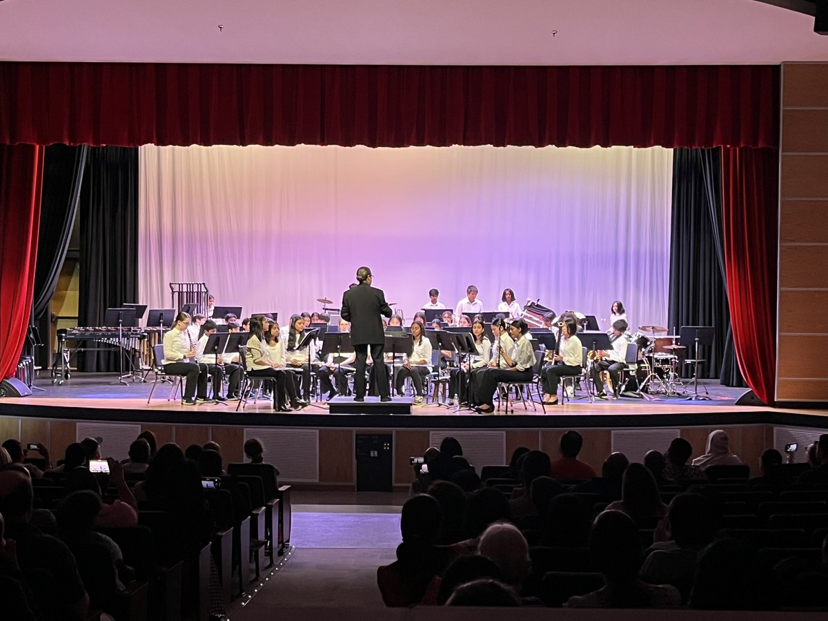 mrssinghhsn's tweet image. Enjoying a wonderful concert with our 7th and 8th Grade Bands at CMS! #TEAMCommUNITY @DrSchimpfCMS @mrHamnettCMS @WWP_Arts