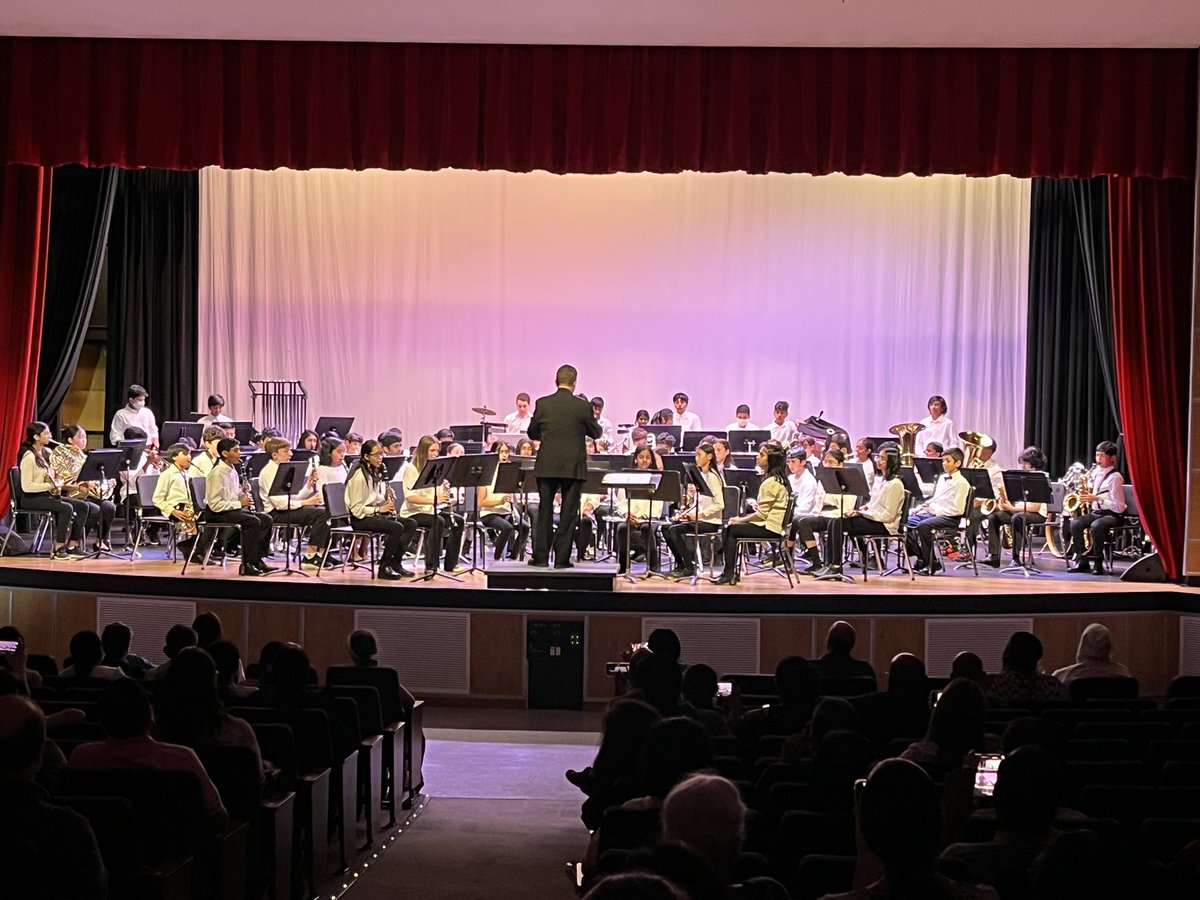 mrssinghhsn's tweet image. Enjoying a wonderful concert with our 7th and 8th Grade Bands at CMS! #TEAMCommUNITY @DrSchimpfCMS @mrHamnettCMS @WWP_Arts