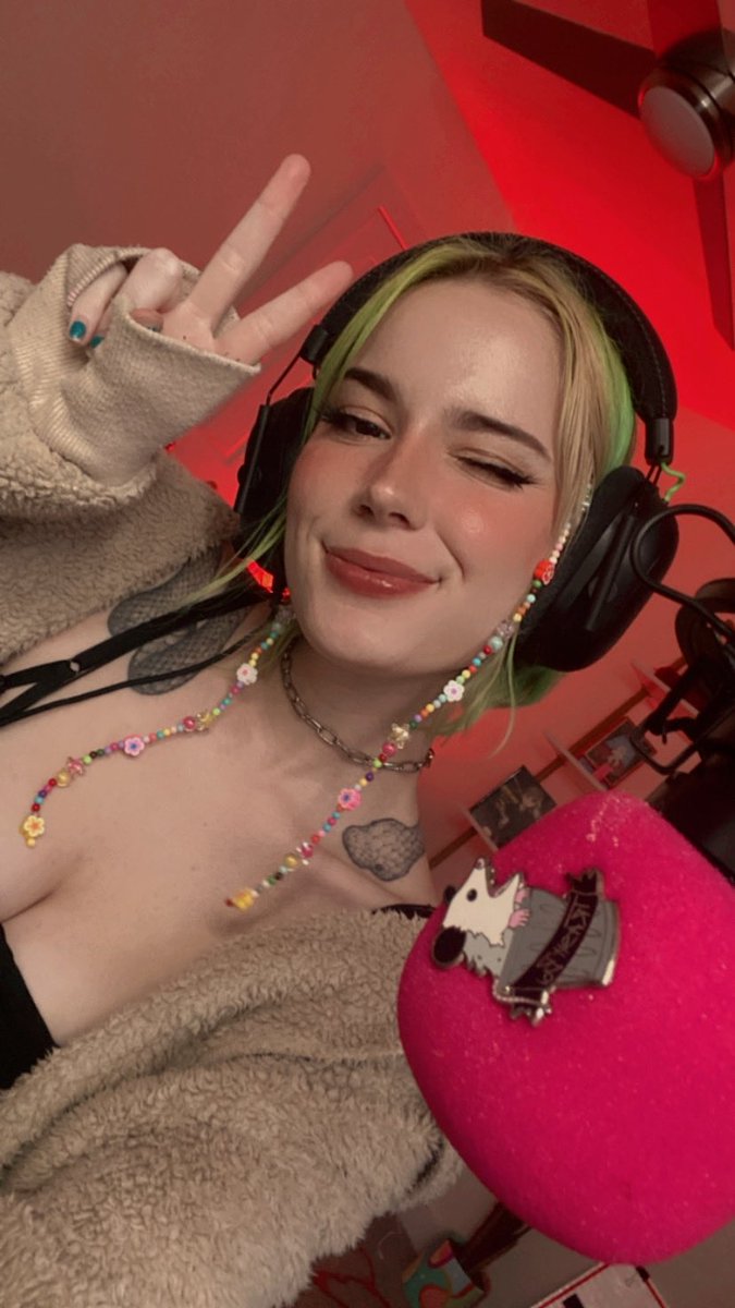 gremlynne on Twitter: "STWEAMING some art now! http://Twitch.tv/grem_lynne"