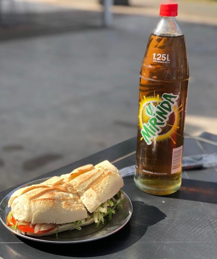 OnlyTucuman's tweet photo. La perfección si existe y es el sanguche de milanesa con una mirinda manzana. https://t.co/MiOVhTYoVg