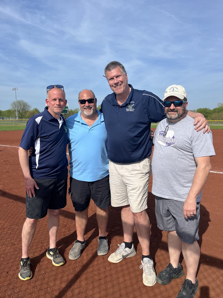 bartlett_hsSB's tweet photo. Congratulations @jameswolfsmith on your 20th Season as @bartlett_hsSB Head Coach
thank you former head Coach and Assistant coaches Mario &amp; Murray for sharing in today’s celebration 🎉 
Great seeing you both !!

#4HUNT https://t.co/1KlkfvCEE0