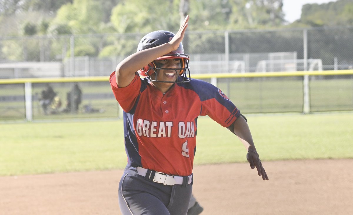photowkb's tweet photo. Great Oak leads California 3-0 bottom 6th in a Division 2 softball quarterfinals game. @CIFSS #cif #calhigh #greatoak @SGVNSports #softball #playoffs https://t.co/uah4GwIav5