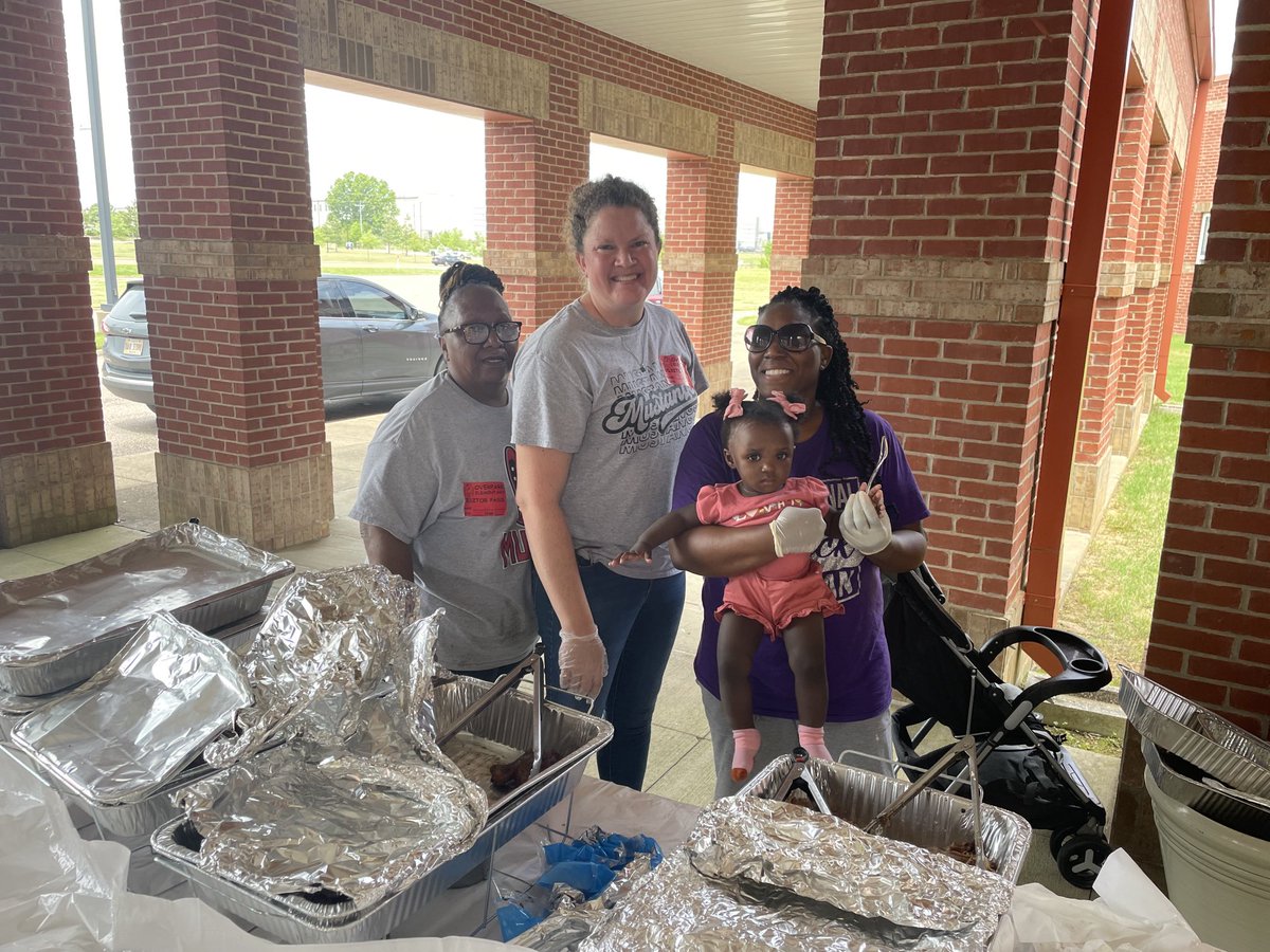 DCS_Overpark's tweet photo. Our staff sure got spoiled today! Thank you to Mr. Corbin and the cafeteria staff for sausage biscuits, Sonic &amp; PTO for our drinks, Momma Zinn for our delicious hot lunch, and AT&amp;T for the sweets! Compel Church brought the whole staff generous gifts also! https://t.co/74Zb5uSgXM